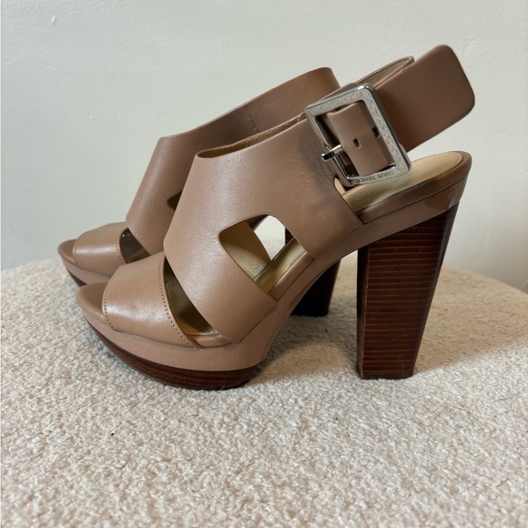 Michael Kors heels.  Very good used condition.  No signs of wear. - Picture 2 of 4